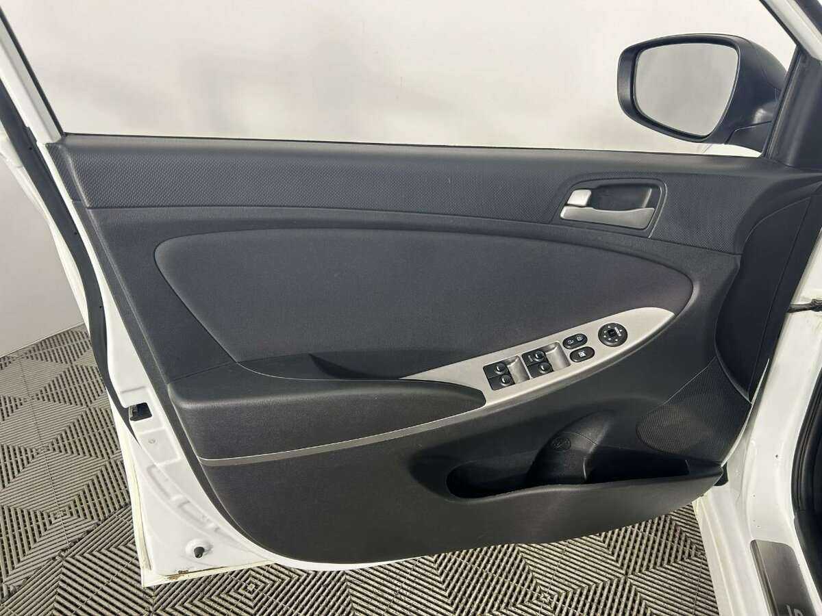 Купить Hyundai Solaris, 2015, 130 893 км, фото №8