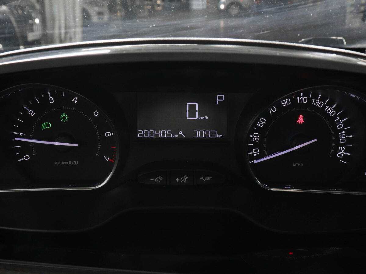 Купить Peugeot 2008, 2014, 200 353 км, фото №11